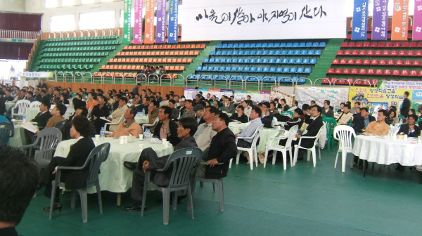 마을대회_진지하게 경청하는 참가자